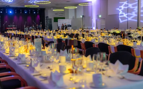 Bordopsætning Dinnerkoncert Med Scene I Baggrunden