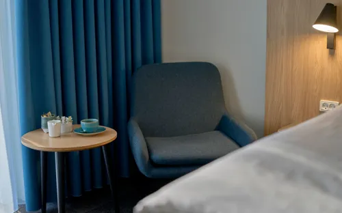 Standard Værelse Stol Med Kaffe På Bord