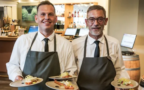 Tjenere Klar Til At Serverer Mad