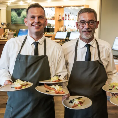 Tjenere Klar Til At Serverer Mad