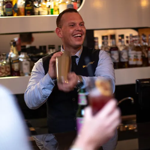 Tjener Laver Cocktail