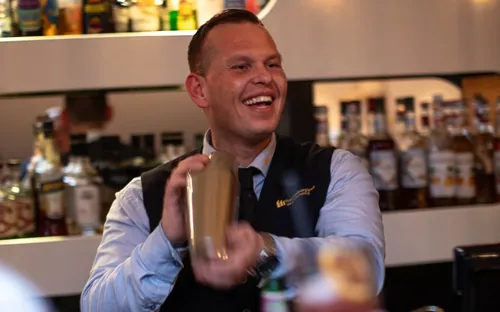 Tjener Laver Cocktail