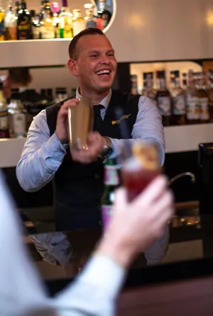 Tjener Laver Cocktail