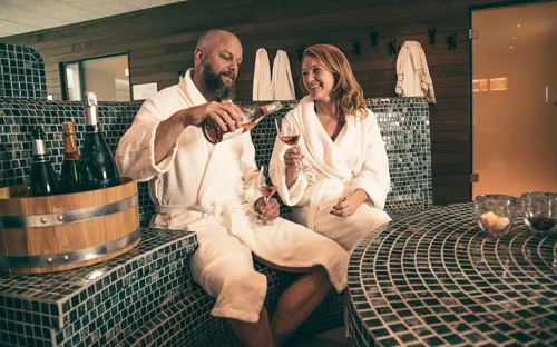 Par Drikker Vin I Spaområde