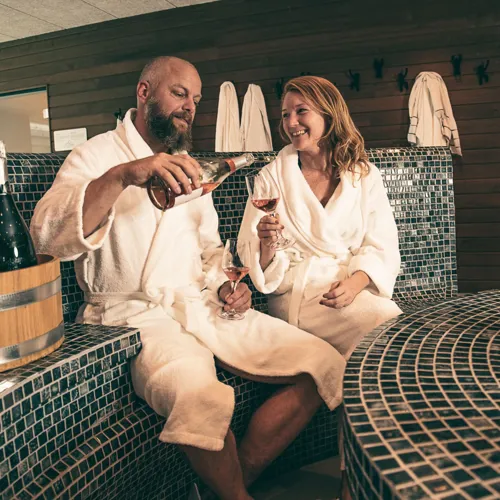 Par Drikker Vin I Spaområde