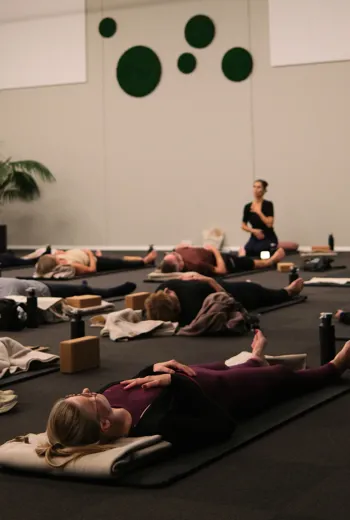 Meditation Med Yogainstruktør På Hotel Faaborg Fjord