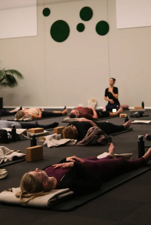 Meditation Med Yogainstruktør På Hotel Faaborg Fjord
