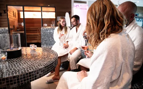 To Par Drikker Vin I Spa